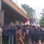 Ngotot Bertahan di DPR, Demo Mahasiswa Trisakti Tuntut Kasus HAM 98 Sempat Ricuh!