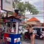 Dua Bule Ini Bertindak Nyeleneh di Bali, Pakai Bikini Mandi Bensin