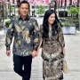 Tampil Anggun Kenakan Batik di Amerika Serikat, Annisa Pohan Padukan High Heels dengan Tas Hermes Puluhan Juta