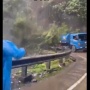 Nyaris Disapu Longsor, Truk BBM di Jalan Sitinjau Lauik Kota Padang Selamat: Sopirnya Orang Terpilih