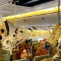 Potret Dalam Pesawat Singapore Airlines: Penumpang Panik, Pramugari Berlumuran Darah