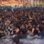 Situasi Waterpark di India Penuh Sesak : Terasa Bau Air Kolamnya