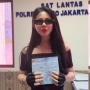 Kacamata dan Sarung Tangan Hitam Zoe Levana di Kantor Polisi, Netizen: Mau Ngojek Mbak?