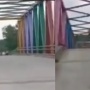Ngeri! Detik-detik Jembatan Ambruk Viral, Netizen Bandingkan dengan Bangunan Belanda