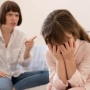 Anak yang Dibesarkan Orang Tua Judgemental Biasanya Punya 4 Kesamaan Ini