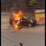 Diduga Bawa BBM Pertalite, Mobil Ini justru Terbakar Hebat usai Tabrak Gerobak di Pinggir Jalan