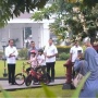 Momen Jokowi Bagi-bagi Sembako ke Ribuan Warga Jogja Ditemani Jan Ethes