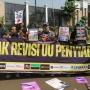 Tolak RUU Penyiaran, Sejumlah Jurnalis Geruduk Gedung DPR