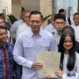 AHY Serahkan Sertifikat Tanah Keluarga Nirina Zubir yang Digelapkan Eks ART
