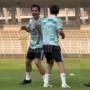 Momen Nathan Tjoe-A-On Selalu 'Ngintil' Thom Haye di Latihan Timnas Indonesia, Netizen: Kaya Anak Sama Bapak