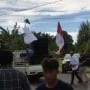 Sejumlah Mahasiswa Lari Kocar-kacir Dikejar Bupati Halmahera Utara Pakai Parang saat Demo