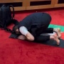 Keluar dari Neraka 5 Ronde, Islam Makhachev Salat dengan Sajadah Bendera Palestina