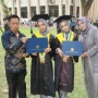 Plek-Ketiplek! Mahasiswi Kembar UGM Ini Lulus Bareng dengan Predikat Cum Laude