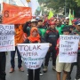 Potret Demo Buruh Tolak Tapera di Patung Kuda