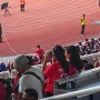 Niat Banget! Fans Cewek Bawa Teropong Tonton Timnas Indonesia vs Irak di GBK