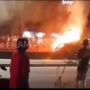 Ngeri! Mobil Terbakar usai Tabrak Separator Busway di Penjaringan Jakut, Nasib Sopir Selamat?