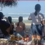Santai di Pantai, Wisatawan Ini Diduga Melamun Saat Ombak Datang