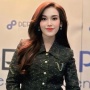 Tiru Outfit Ala Hong Hae In, Kecantikan Ayu Ting Ting Bikin Salfok