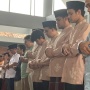 Begini Gaya Anies Salat Idul Adha Bareng Keluarga di Lebak Bulus