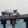 Buang Sampah ke Laut, Pria di Pamekasan Ini Minta Diburu