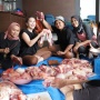 Tak Sekedar Berbagi, 3 Artis Ini Ikut Turun Tangan Potong Daging Kurban