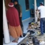 Viral Warga Ramai-ramai "Serang" Rumah Orang Pakai Sampah, Netizen Salut: Sanksi Sosial!