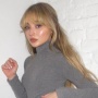 4 Ide Fashion Modis Terbaru Sabrina Carpenter, Bikin Penampilan Stand-out!