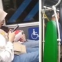 Aksi Selonjoran di Kursi Prioritas Transjakarta Viral, 2 Perempuan Muda Ini bikin Netizen Meradang