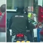 Viral! Pemotor Masuk Bus Saat akan Ditilang, Polisinya Bingung Nyariin
