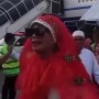 Gaya Glamor Jemaah Haji Makassar saat Tiba di Indonesia, Nilai Oufit Bikin Melongo