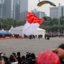 Aksi Penerjun Payung Polri Bentangkan Bendera Prabowo di Langit Jakarta
