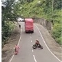 Nyaris Maut! Lagu "Haruskah Kumati" Iringi Insiden Truk Mundur di Sulsel