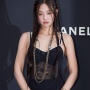 Dijuluki Human Chanel, Intip Detail Outfit Jennie BLACKPINK yang Edgy dengan Tindik Hidung di Penampilan Terbaru