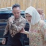 Turun dari Mercedes-Benz Sprinter, Cara Gandengan Geni Faruk dan Suami Jadi Sorotan