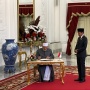 Terekam! Detik-detik Jokowi Berdiri 3 Menit Lebih Saat Grand Syekh Al Azhar Tandatangani Buku Tamu