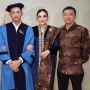 Cantik Berkebaya, Intip 5 Gaya Kris Dayanti dan Ashanty Dampingi Azriel Hermansyah Wisuda