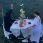 Bikin Merinding, Pasangan Ini Makan Romantis di Lokasi yang Mengancam Nyawa