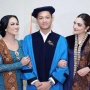 Beda dari Ashanty, Kris Dayanti Nangis Penuh Emosi di Wisuda Azriel Hermansyah