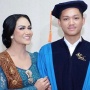 Sama-Sama Branded, Begini Perbandingan Harga Tas Kris Dayanti dan Ashanty saat Wisuda Azriel