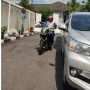 Teknik Tepat Menyalip Mobil yang Parkir Di Pinggir Jalan, Ritual Ini Wajib Dilakukan