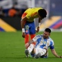 Lionel Messi Menangis Sesegukan Hingga Buang Sepatu Dikeluarkan dari Lapangan Karena Cedera