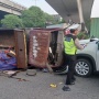 Hantam Mobil dan Pemotor, Truk di Jakarta Utara Terguling usai Hajar Separator