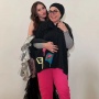Ayu Ting Ting Masih Disuapi Makan Umi Kalsum sebelum Berangkat Kerja, Netizen Iri: Udah Gak Punya Emak...