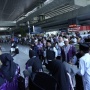 Luar Biasa! Jemaah Haji Rela Berdesakan di Bandara, Sambut Petugas Bak Pahlawan