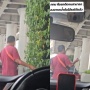 Macet Parah! Pria Ini Turun dari Mobil Asyik Siram Tanaman di Tengah Lalu Lintas Bangkok