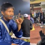 Viral! Anak Ini Jadi Penerjemah Bahasa Isyarat untuk Orang Tua agar Paham Ceramah Ustaz