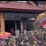 Berubah jadi Velbak! Aksi Protes Warga Buang 4 Truk Sampah di Kantor Bupati Sintang Diacungi Jempol: Ini Baru Demo