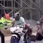 Sampai Terpental! Viral Pemotor Nekat Tabrak Polisi di Lampu Merah, Netizen Curiga: Mungkin Bawa Barang Haram Pak