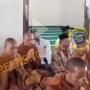 Cek Fakta: Umat Buddha Solat di Masjid, Benarkah?