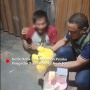 Viral Pria Bertato Nyengir saat Disuruh Polisi Bedah Boneka Isi Sabu-sabu: Biasanya jadi Teman Bobo Nih!